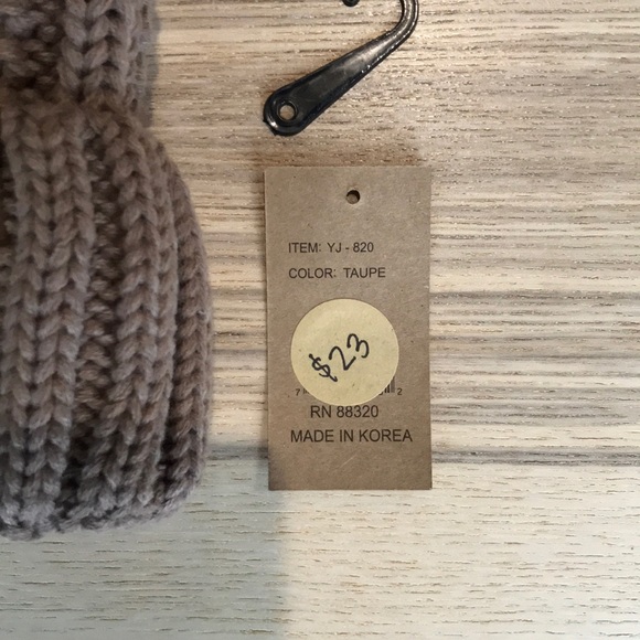 CC Taupe Fleece Lined Beanie NWOT - Picture 4 of 8